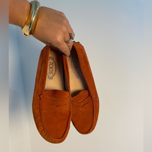 Women’s Tods orange suede loafer size 8.5 fits like an 8 - Picture 3 of 11